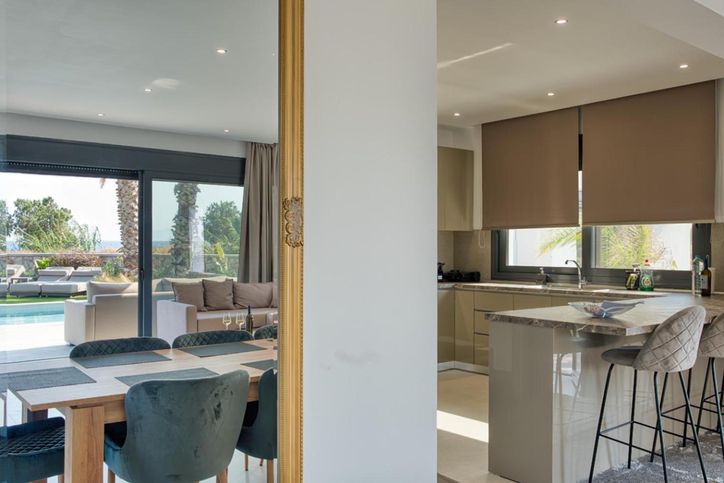 Penélope Beachfront Villa Kremastí Esterno foto