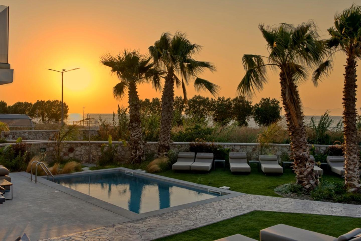 Penélope Beachfront Villa Kremastí Esterno foto